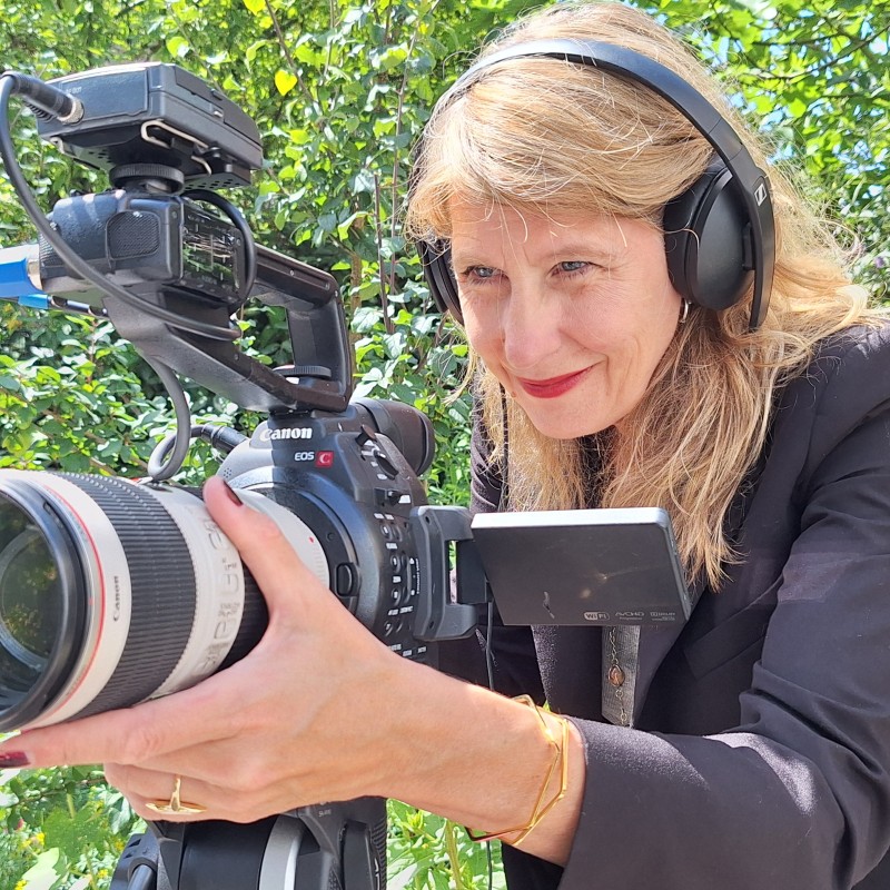 Manon Hoornstra achter een grote filmcamera